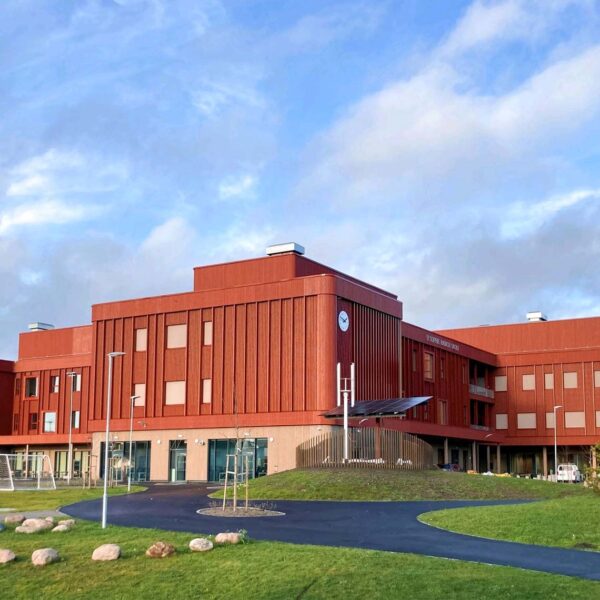 Moderne Schule in Lillestrøm mit roter Holzfassade, gebaut mit KNAPP-Produkten Ricon S und Megant, fotografiert von Nils Petter.