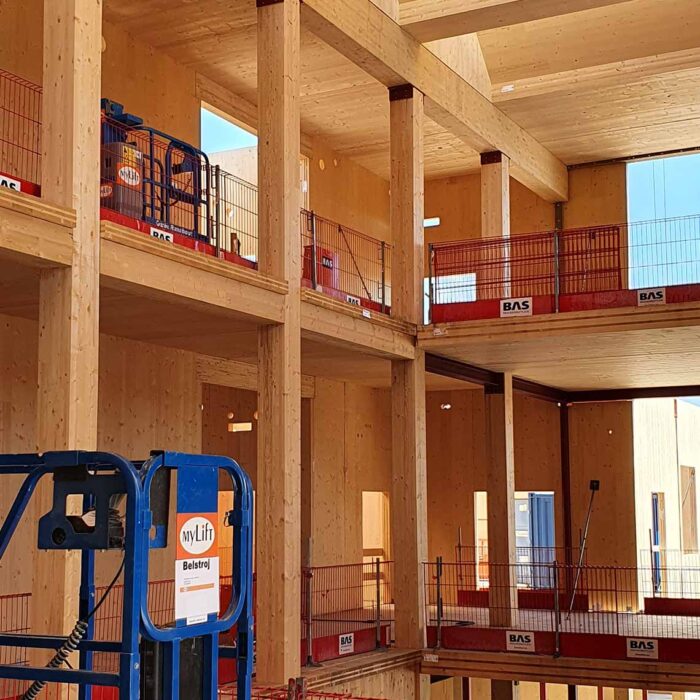Helle und moderne Schularchitektur in Lillestrøm mit Holzbauweise, großen offenen Bereichen und Treppen. Errichtet mit KNAPP-Verbindern Ricon S und Megant. Fotografie: Nils Petter.
