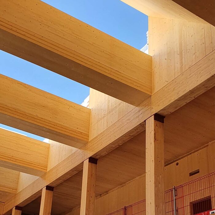 Helle und moderne Schularchitektur in Lillestrøm mit Holzbauweise, großen offenen Bereichen und Treppen. Errichtet mit KNAPP-Verbindern Ricon S und Megant. Fotografie: Nils Petter.