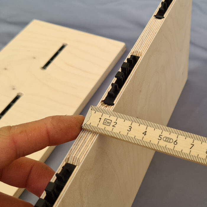 Maßkontrolle der gefrästen Pendel-Nut für FIYU FAST in einer Holzplatte ab 12 Millimeter Materialstärke