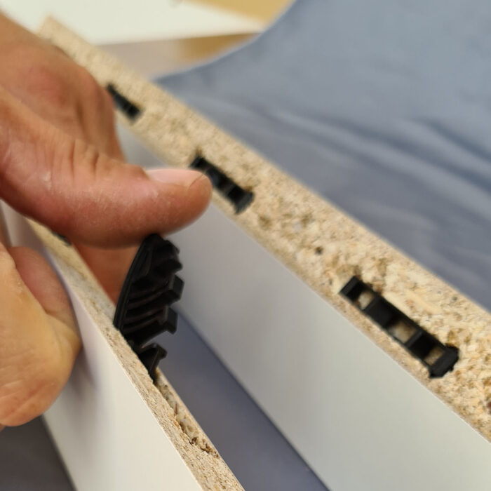 FIYU FAST Möbelverbinder werden gegenüberliegend in vorgefräste Pendel-Nuten eingesetzt