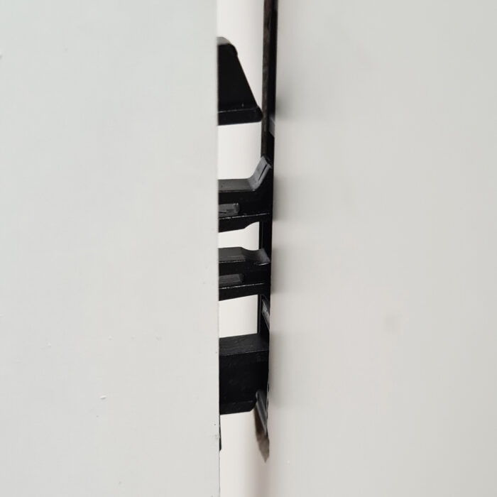 Zusammenstecken der Bauteile mit eingesetzten FIYU FAST Möbelverbindern