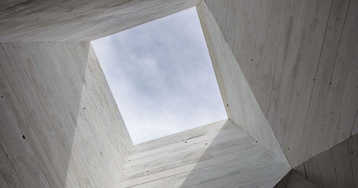 Innenansichten und architektonische Details des Poetic Daylight Pavilion – eine modulare Holzkonstruktion, die das Zusammenspiel von Tageslicht und minimalistischem Design erfahrbar macht.