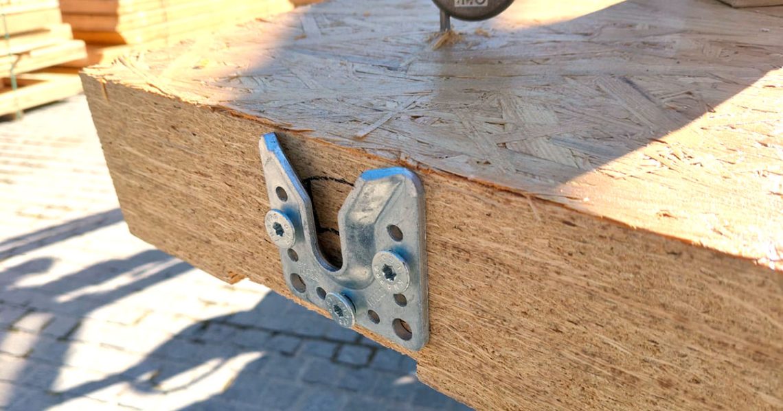 Conector oculto para madera KNAPP WALCO V en detalle durante el montaje del Pabellón Viajero