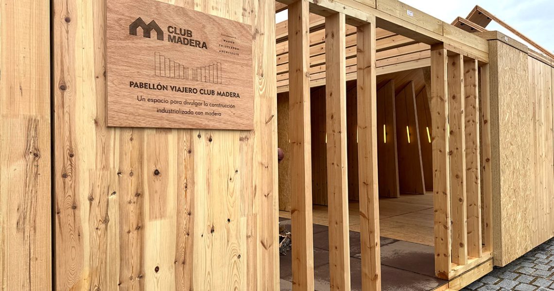 Estructura modular de madera del Pabellón Viajero en fase de montaje