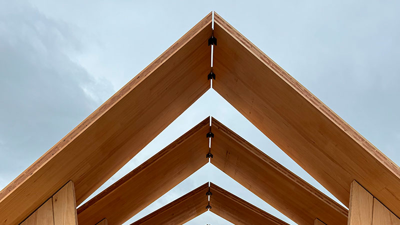 Modularer Holzpavillon „Pabellón Viajero“ mit innovativer Tragstruktur, gebaut mit KNAPP WALCO V und WALCO Bolt Verbindungssystemen für modernen Holzbau.
