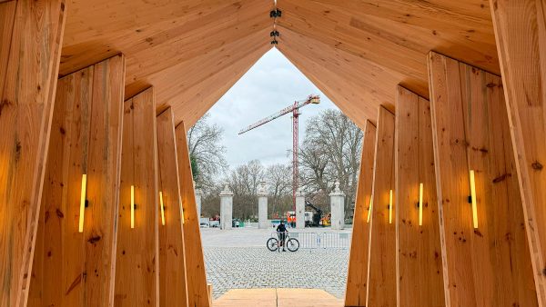 Modularer Holzpavillon „Pabellón Viajero“ mit innovativer Tragstruktur, gebaut mit KNAPP WALCO V und WALCO Bolt Verbindungssystemen für modernen Holzbau.